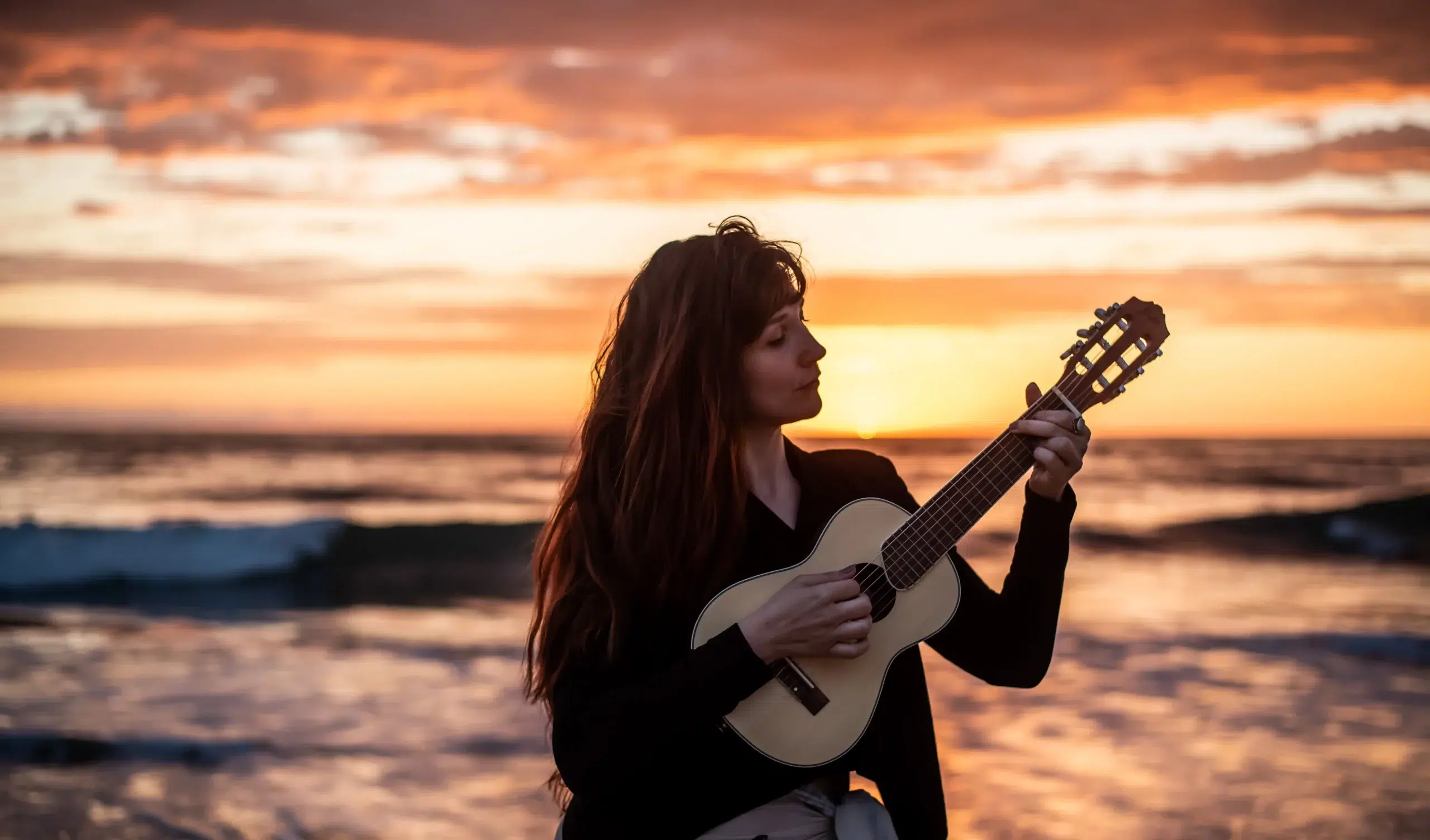 Personne en train de jouer du ukulele et de pratiquer la thérapie vocale