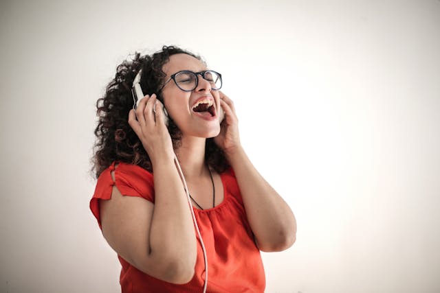 jeune femme en train de tester la thérapie vocale par le chant